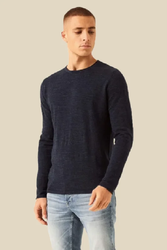 Shop the latest men's clothing trends at a fraction of the price.  Garcia Knit